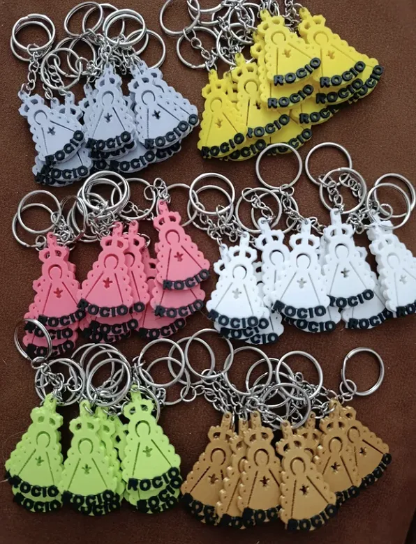 Llaveros de la Virgen del Rocío personalizados en varios colores