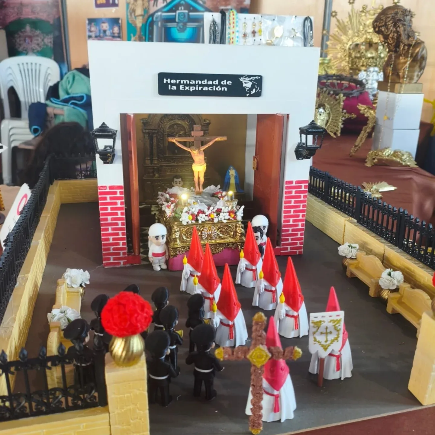 Paso cofrade en miniatura con nazarenos y detalles impresos en 3D