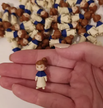 Monaguillos en miniatura para repartir en eventos cofrades