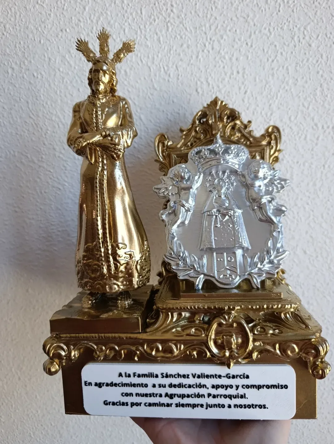 Trofeo de agradecimiento con figura del Cautivo y escudo de la agrupación